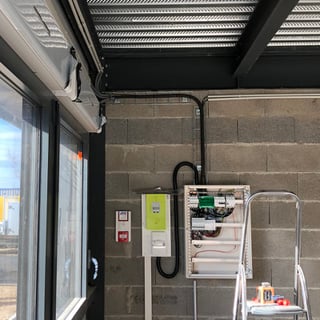 Électricien au travail